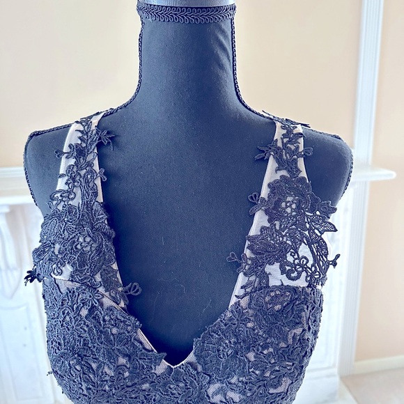 Tadashi Shoji Black Lace Gown – Elegant Formal Evening Dress (Size 10) - Picture 5 of 10